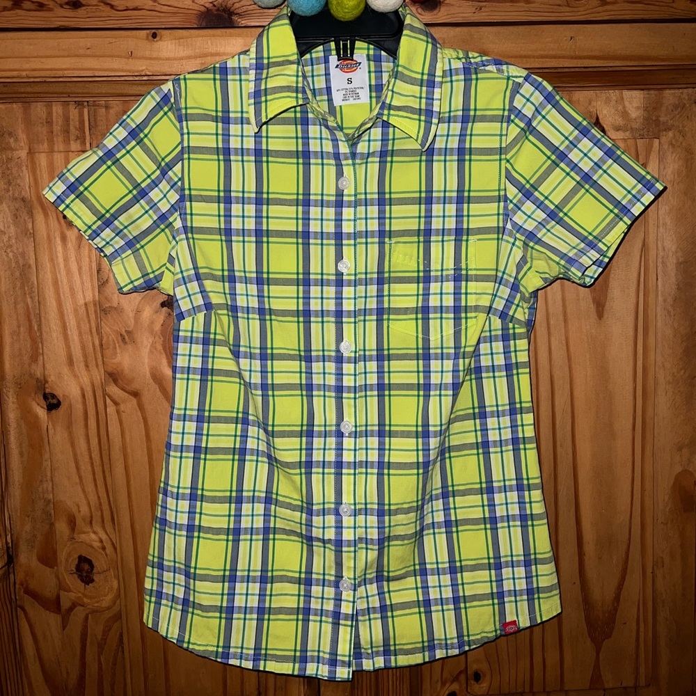 Dickies plaid button down short sleeve shirt/top. Size small. EUC